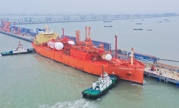 连云港石化有限公司首艘乙烷船顺利到港靠泊